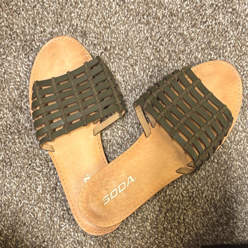 Soda Women's Woven Olive Sandals like new